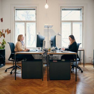 Zwei Frauen arbeiten in einem Büro
